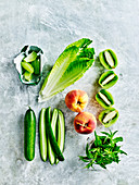 Zutaten für Detox-Diätgetränke: Pfirsich, Kiwi, Salatblatt und Gurke
