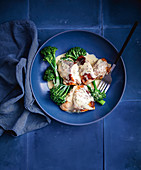 Huhn mit cremiger Estragon-Senfsauce und Broccolini