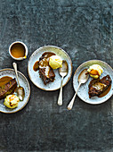 Sticky Toffee-Pudding aus dem Slow Cooker serviert mit Eis und Karamellsauce