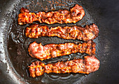 Speckscheiben (Bacon) in der Pfanne anbraten
