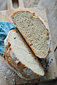 Ein Laib Brot, halbiert