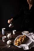 Challah (jüdisches Zopfbrot) mit Kaffee auf Holztisch