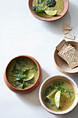 Spinach and pea soup with crackers