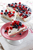 Cold yoghurt cake with biscuits, jelly and fresh fruit