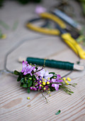 Frühlingskranz: Hyazinthenblüten, Waxflower, Mimose und Buchs mit Wickeldraht auf Drahtring binden