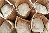 Säcke mit Mehl von Getreidesorten aus biologischem Anbau