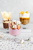 Dreierlei Pudding: Erdbeer-, Karamell- und Schokoladenpudding (weihnachtlich)