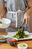 Blattsalat auf Teller anrichten