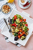 Vegetarischer Salat mit Kirschtomaten und Cashewkernen