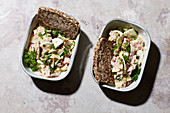 Mairübchen-Salat mit Schinken und Pistazien-Dressing
