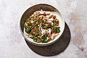 Mangold-Linsen-Salat mit Putenbrustaufschnitt und Kürbiskern-Dressing