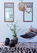 Bodenvasen und Metall-Sessel mit Kissen auf Brocante Teppich, Vintage Spiegel and der Wand