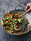 Gemüse-Wok mit gehobeltem Tofu, Cashewkernen und Mirin