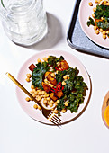 Gesunder vegetarischer Salat mit Kichererbsen, Grünkohl und gebratenem Butternusskürbis