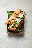 Veganes Frühstücks-Banh-Mi mit Rettich und geräuchertem Tofu