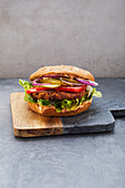 Veganer Schwarze-Bohnen-Burger mit Cocktailsauce