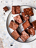 Brownies mit weißer und dunkler Schokolade