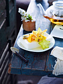 Kokosgelee mit Ingwer-Sommerfrüchten und Sesam-Snaps