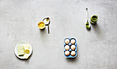 Schnelle Frühstückszutaten - Eier, Pesto, Kräuterbutter, Honigsenf