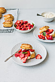 Erdbeer-Shortcakes mit Sahne und Minze