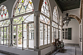 Bogenfenster mit Buntglas zum Innenhof im orientalischen Palast