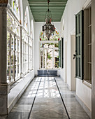Bogenfenster mit Buntglas im Flur in einem orientalischen Palast