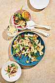 Artischocken-Carpaccio mit Parmesan, Rucola und Oliven