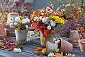 Herbststräuße aus Chrysanthemen, Rosen, Schneebeeren, Lampions und Pfaffenhütchen