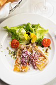 Tafelspitz-Sülze mit frischen Zwiebeln und Salat (Österreich)