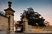Zufahrt zum Château Haut Brion, Pessac-Leognan, Bordeaux, Frankreich