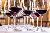 Rotweingläser auf Tisch, Weingut Lageder, Südtirol