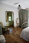 Schlafzimmer im Französischen Stil mit Durchgang zum Bad Ensuite