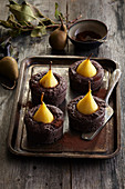 Brownie-Cupcakes mit pochierten Birnen