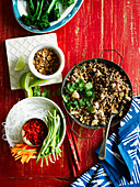 Schweinehack Thai-Style mit Gemüse und Reisnudeln