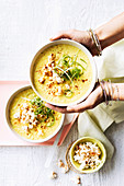 Vegane rauchige Zuckermais-Suppe mit Popcorn-Topping