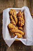 Ma Hua (loops of dough fried in peanut oil, China)