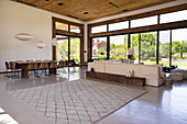 Teppich mit Rautenmuster im luxuriösen Wohnraum mit Fensterfront