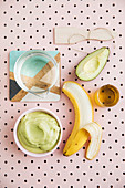 Zutaten für sommerliche Haarpflege: Banane, Avocado, Olivenöl