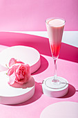 Rosa Cocktail auf rosa Hintergrund