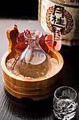 Eisgekühlter japanischer Sake (Reiswein) in einer Flasche