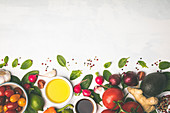 Olivenöl, Essig, Gemüse und Gewürze auf weißem Hintergrund
