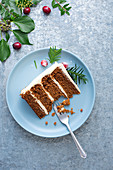 Ginger cake with mascarpone vanila icing sliced