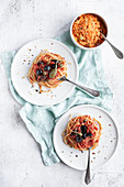 Spaghetti Puttanesca mit Karottensalat