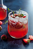 Erdbeer-Mocktail mit Eiswürfeln