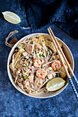 Pad thai with tofu, shrimps and omelette