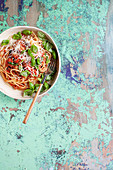 Pasta alla Norma - Spaghetti mit Tomatensauce, Auberginen, Parmesan und frischem Basilikum