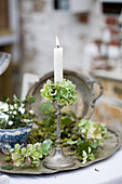 Silberner Kerzenständer mit grünen Hortensien als nostalgische Deko