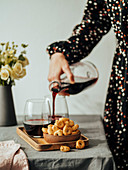 Traditionelle italienische Tarallini mit Rotwein
