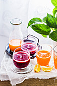 Rote-Bete-Karotten-Apfelsaft und Orangen-Karotten-Ingwer-Saft in Gläsern