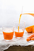 Karotten-Orangen-Saft in Gläsern
